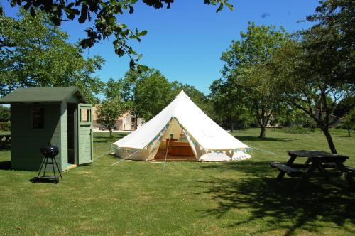 Camping La Forêt de Tessé : Hotel proche de Saint-Martin-du-Clocher
