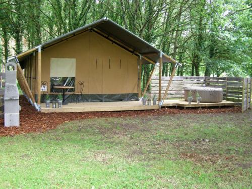 La Fortinerie Glamping Safari Tent with Hot Tub : Hebergement proche de Mouliherne