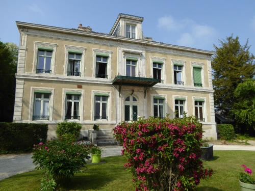 chateau de Pougy : Chambres d'hotes/B&B proche de Chaumesnil