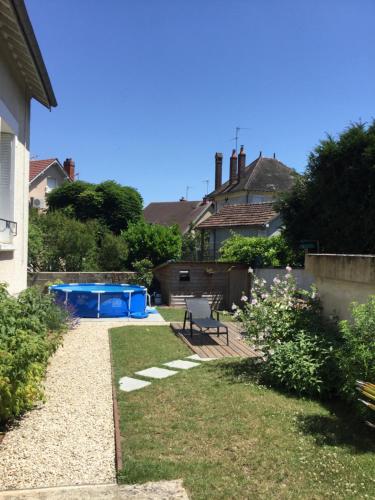 Charmante maison de ville avec jardin et piscine : Hebergement proche de Charentenay