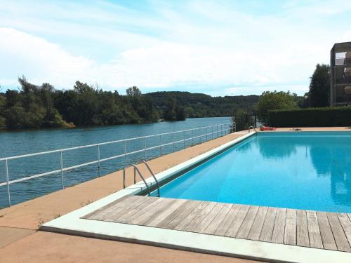 Appartement vue panoramique balcon et piscine : Appartement proche de Rochetaillée-sur-Saône