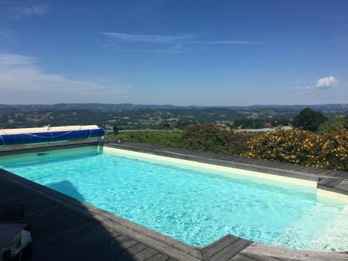 Maison avec piscine et vue panoramique : Hebergement proche de Chabrignac