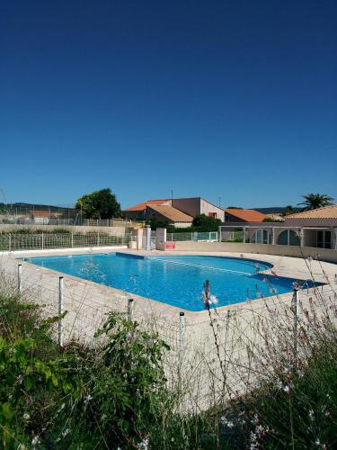 Petit Loft T2 bis mezzanine avec jardin et piscine : Appartement proche de Montbazin