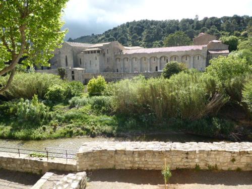 Maison de caractère face à l abbaye de lagrasse : Hebergement proche de Villerouge-Termenès