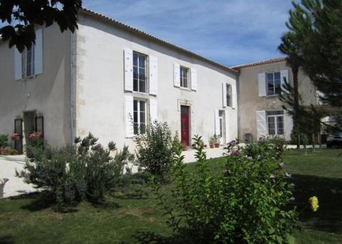 Maison d'Hôtes Le Cadran Solaire : Hebergement proche de Saint-Mandé-sur-Brédoire