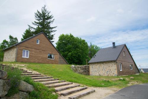 Village de gîtes Les Chalets de l'Aubrac : Hebergement proche de La Fage-Saint-Julien