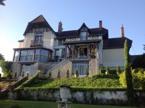 Chateau Beau Soleil : Chambres d'hotes/B&B proche de Badecon-le-Pin