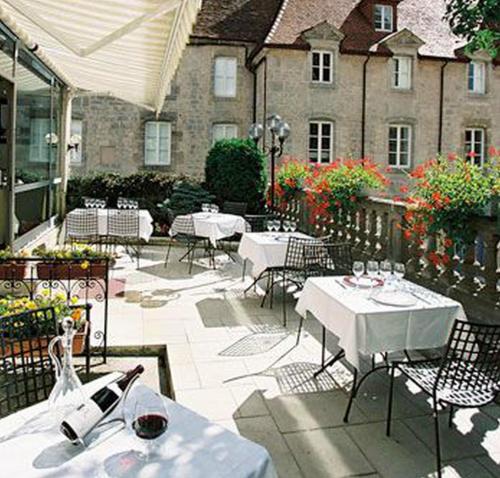 Hôtel Le Cheval Blanc : Hotel proche d'Orbigny-au-Val