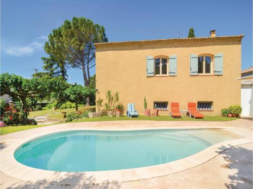 Three-Bedroom Holiday Home in St-Hilaire-d'Ozlihan : Hebergement proche de Castillon-du-Gard
