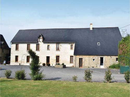 Three-Bedroom Holiday Home in Canchy : Hebergement proche de Géfosse-Fontenay