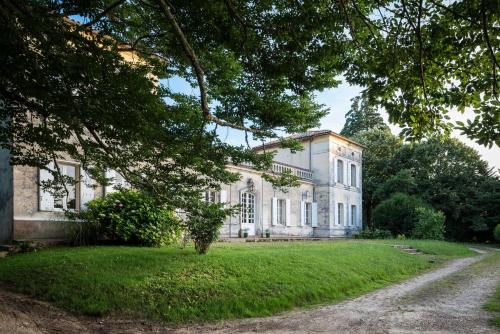 Château Le Méjean : Chambres d'hotes/B&B proche d'Eynesse