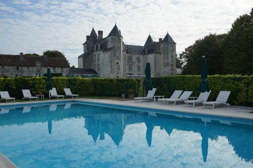 Château De Marçay : Hotel proche d'Angliers