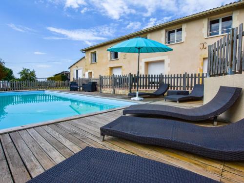 Gîte avec piscine privée belles vues : Hebergement proche de Saint-Maixant