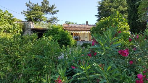Villa avec jardin et piscine en Haute Provence : Hebergement proche de Montsalier