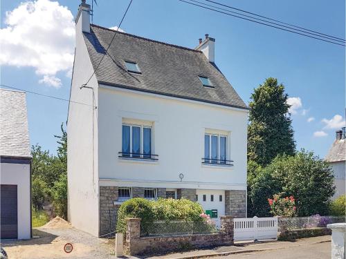 Three-Bedroom Holiday Home in Pont-Aven : Hebergement proche de Mellac
