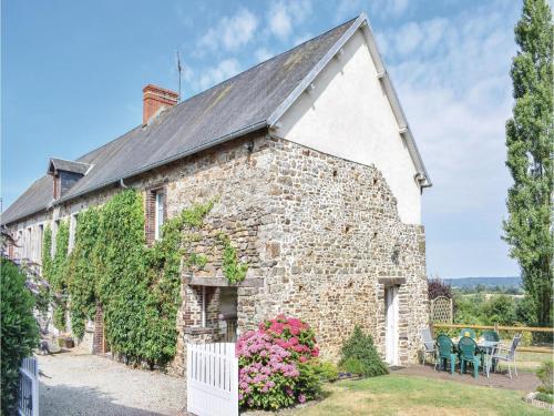 Three-Bedroom Holiday Home in Montpinchon : Hebergement proche de Le Mesnil-Amey