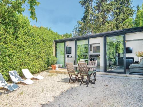 Two-Bedroom Holiday Home in Aix-en-Provence : Hebergement proche de Éguilles