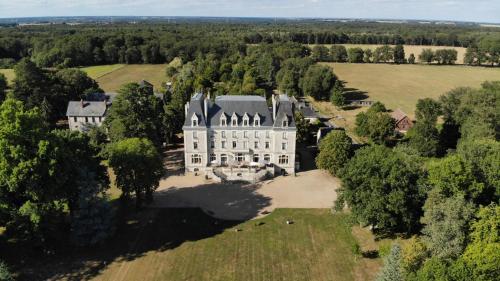Chateau du Gerfaut : Chambres d'hotes/B&B proche de Vallères