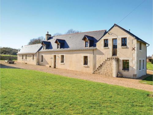 Four-Bedroom Holiday Home in Broc : Hebergement proche de Le Lude