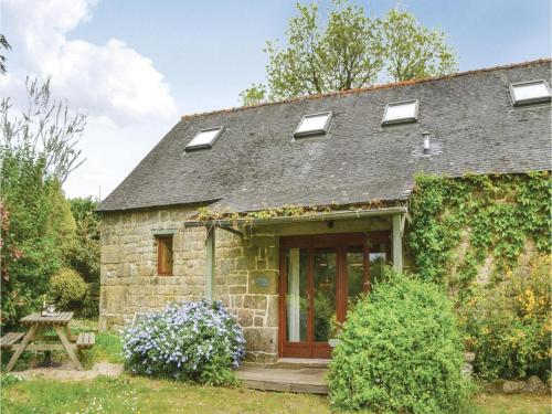 Three-Bedroom Holiday Home in St Tugdual : Hebergement proche de Lescouët-Gouarec