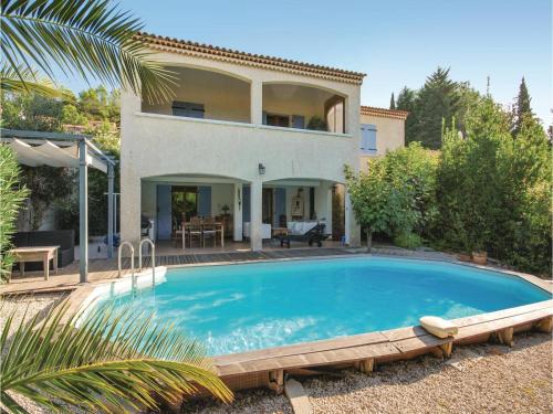 Four-Bedroom Holiday Home in Le Val : Hebergement proche de Le Val