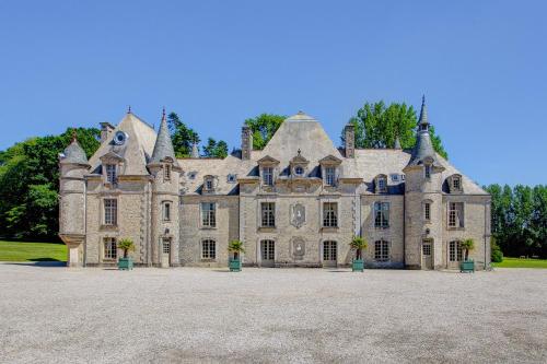 Tamerville Chateau Sleeps 15 Pool WiFi : Hebergement proche de L'Étang-Bertrand
