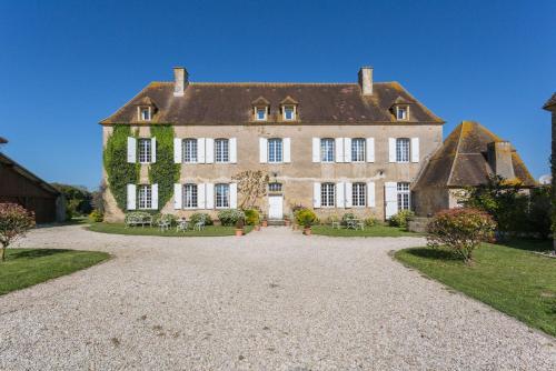 Cussy-le-Chatel Chateau Sleeps 20 Pool WiFi : Hebergement proche de Le Veurdre