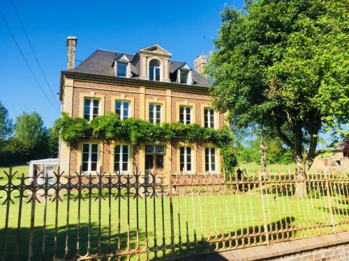 La Villa Nouveau Monde : Chambres d'hotes/B&B proche de Fauguernon