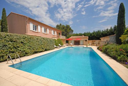 Peypin-d'Aigues Villa Sleeps 10 Pool WiFi : Hebergement proche de Vitrolles-en-Lubéron
