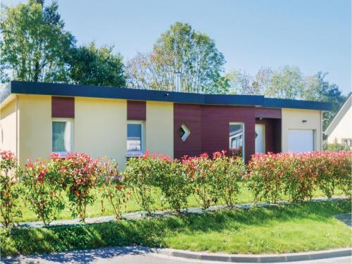 Three-Bedroom Holiday Home in Villerville : Hebergement proche de Cricquebœuf