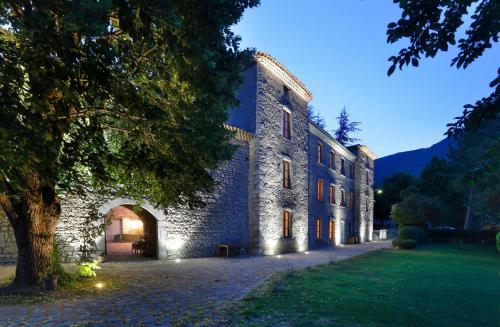 Chateau de Montfroc : Chambres d'hotes/B&B proche d'Antonaves