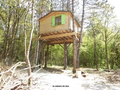Couchenoire cabane perchée : Hebergement proche de Montillot