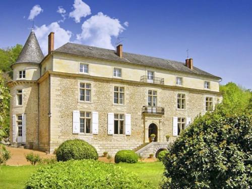Le Moulinaud Chateau Sleeps 12 Pool WiFi : Hebergement proche de Saint-Paul-de-Serre