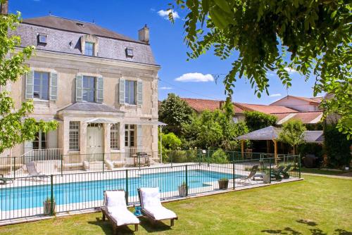Le Sol Chateau Sleeps 16 Pool Air Con WiFi : Hebergement proche de Saint-Paul-de-Serre