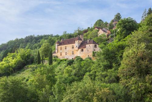 Mauzens-et-Miremont Chateau Sleeps 8 Pool WiFi : Hebergement proche de Journiac