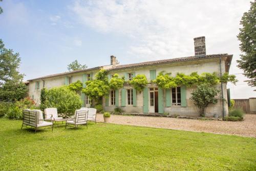 Lussac-les-Chateaux Villa Sleeps 12 Pool WiFi : Hebergement proche de Saint-Seurin-sur-l'Isle