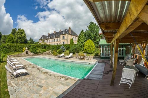 Saint-Martial-de-Valette Chateau Sleeps 10 Pool : Hebergement proche de La Cellette