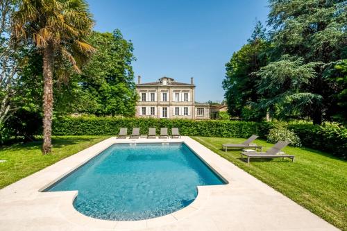 Montignac-le-Coq Chateau Sleeps 12 Pool : Hebergement proche de Gabarnac