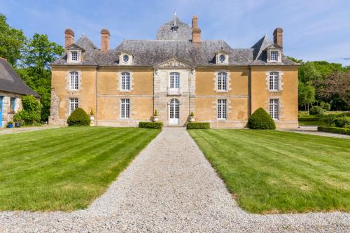 Poligne Chateau Sleeps 13 Pool WiFi : Hebergement proche de Saint-Malo-de-Phily