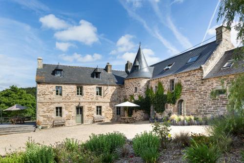 Saint-Meen-le-Grand Chateau Sleeps 15 Pool Air Con : Hebergement proche de Guerlesquin