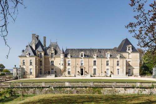 Vernantes Villa Sleeps 43 Pool WiFi : Hebergement proche de Channay-sur-Lathan