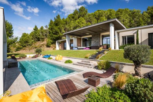 Vingrau Villa Sleeps 12 Pool Air Con WiFi : Hebergement proche d'Embres-et-Castelmaure