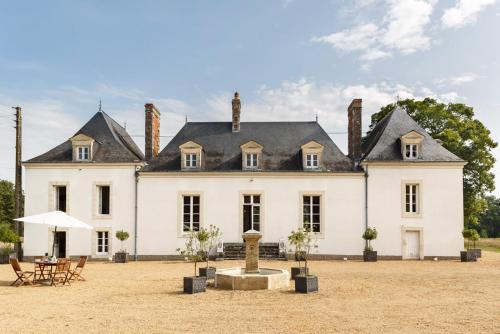 Saint-Jean-du-Bois Chateau Sleeps 15 Pool WiFi : Hebergement proche de Vion