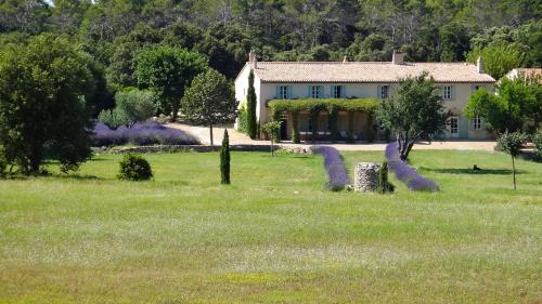 Cuges-les-Pins Villa Sleeps 12 Pool WiFi : Hebergement proche de Riboux