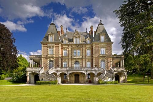 Attainville Chateau Sleeps 27 WiFi : Hebergement proche de Baillet-en-France