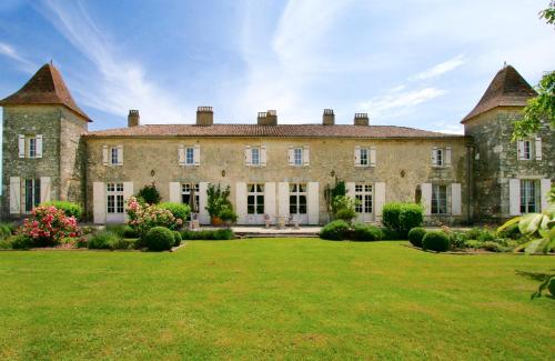 Riocaud Chateau Sleeps 11 Pool WiFi : Hebergement proche de Thénac