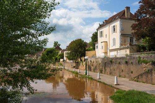 Les Tiraux Villa Sleeps 8 WiFi : Hebergement proche d'Alles-sur-Dordogne