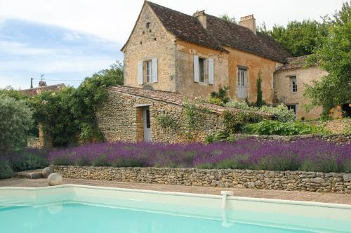 Les Pourroux Villa Sleeps 8 Pool Air Con WiFi : Hebergement proche de Saint-Amand-de-Vergt