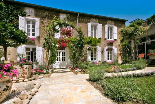 Olonzac Villa Sleeps 8 Pool WiFi : Hebergement proche de Castelnau-d'Aude