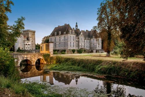 Saint-Loup-Lamaire Chateau Sleeps 16 WiFi : Hebergement proche de Brie